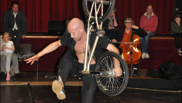 Article de la Voix du Nord sur la représentation de L'Homme V. à la Watt'Urban Fees du Pays des Moulins de Flandre